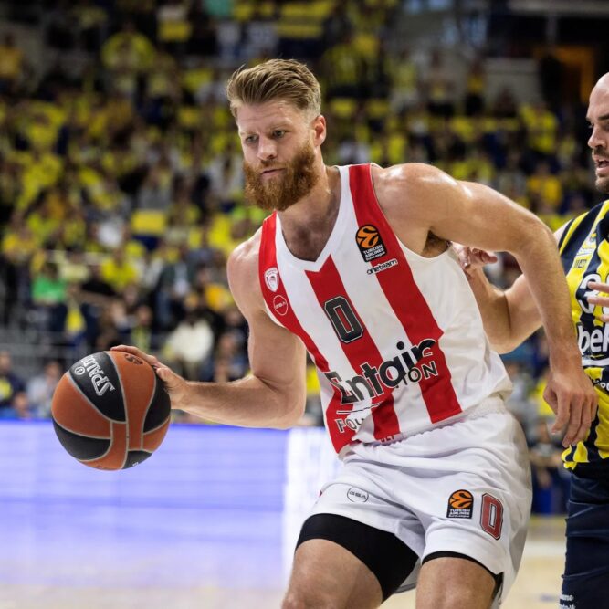 Georgios Bartzokas will hope Thomas Walkup can lead Olympiacos past Ergin Ataman and Panathinaikos in the opening round of the Euroleague season.