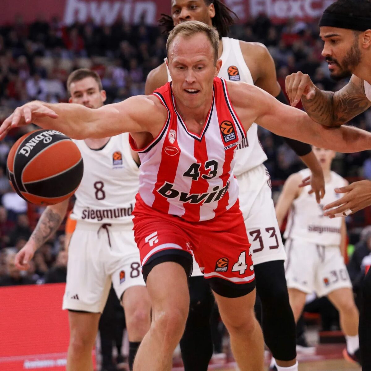 It's a must-win game in Euroleague Basketball for both sides as FC Bayern Munich host Olympiacos.