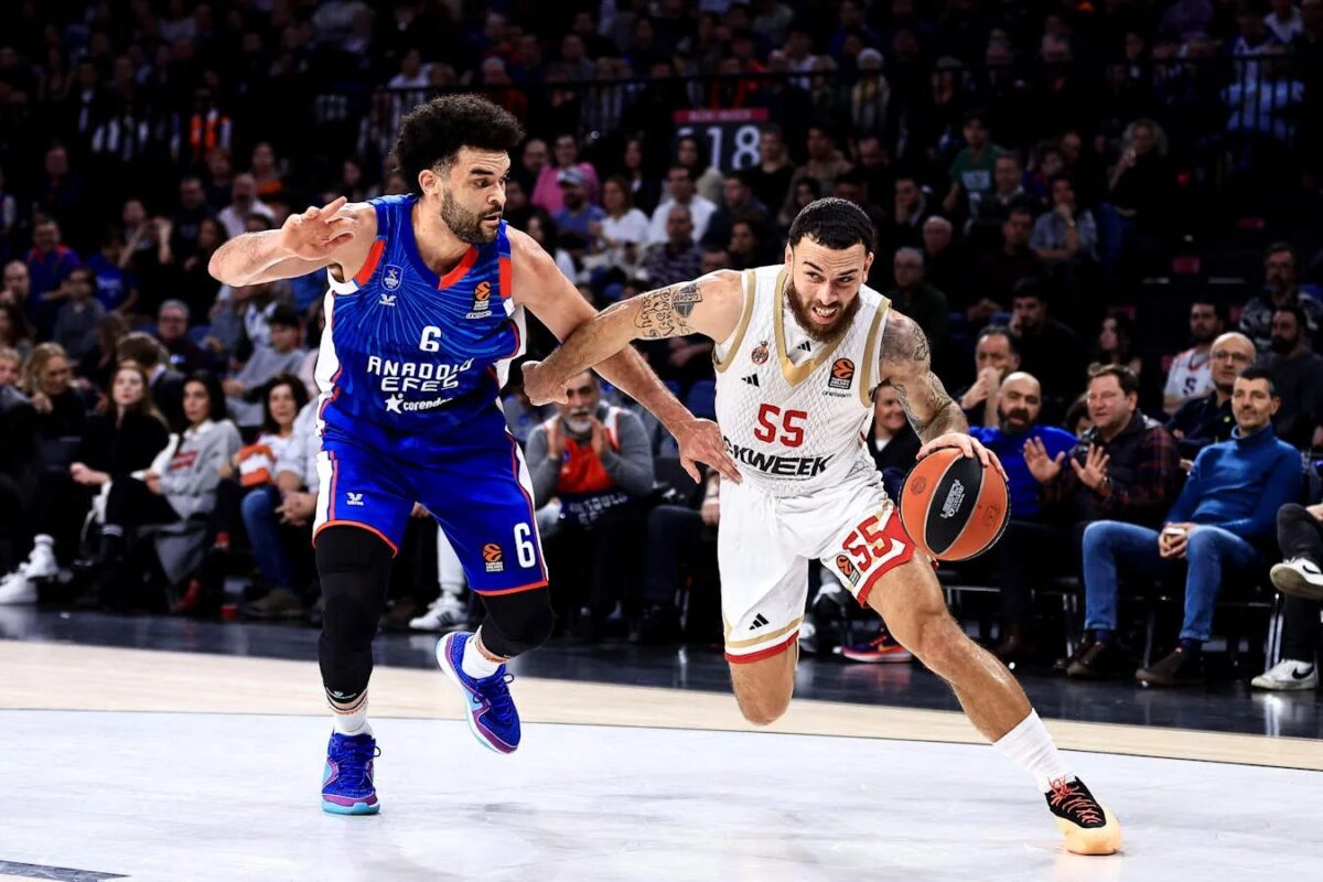 Mike James found his way to make an impact even when the flow of the game didn't suit him against Anadolu Efes. These are the types of performances that can define a Euroleague MVP season.