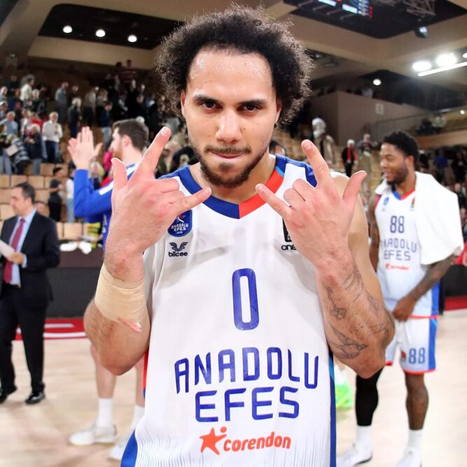 Shane Larkin is fighting to keep Anadolu Efes relevant in Euroleague Basketball this season