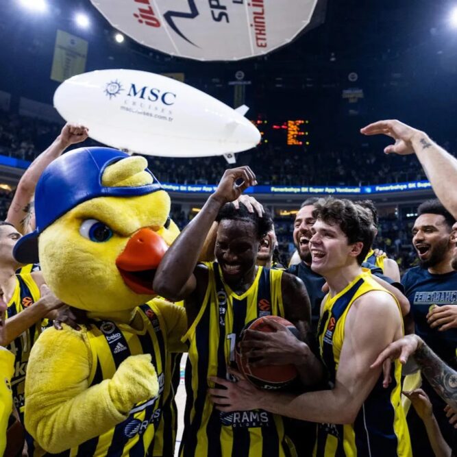 It's the Turkish derby in Euroleague Basketball. There's a lot on the line when Fenerbahce take on Anadolu Efes